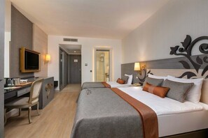 Quarto casal standard, vista para o mar | Frigobar (abastecido com itens grátis), cofres nos quartos, escrivaninha