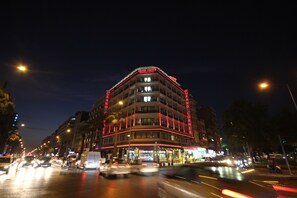 Un hôtel à plusieurs étages, reconnaissable à son grand panneau situé en haut de la façade.