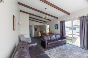 Signature Suite | Desk, blackout curtains, iron/ironing board, free WiFi - Lake Breeze Motel (Taupo)