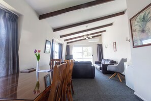 Signature Suite | Living area - Lake Breeze Motel (Taupo)