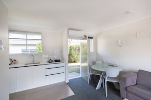 Junior Suite | Living area | 32-inch flat-screen TV with satellite channels, TV, toys - Lake Breeze Motel (Taupo)