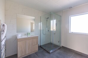 Signature Suite | Bathroom | Hair dryer, towels, toilet paper - Lake Breeze Motel (Taupo)