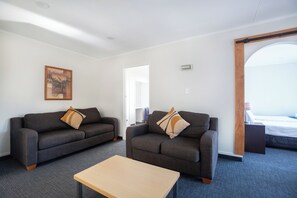 Premium Apartment | Living area - Lake Breeze Motel (Taupo)