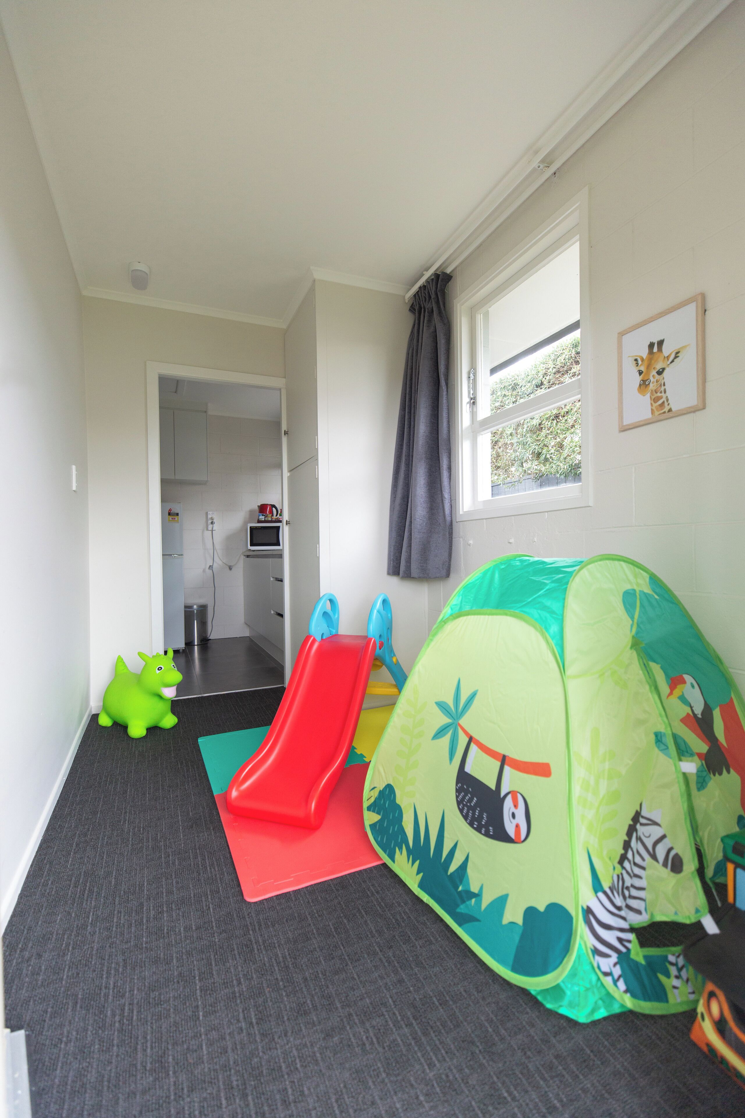 Apartamento de diseño | Zona de estar | Televisión de pantalla plana de 32 pulgadas con canales por satélite