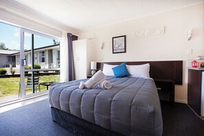 Estudio económico | Escritorio, cortinas blackout y tabla de planchar con plancha 