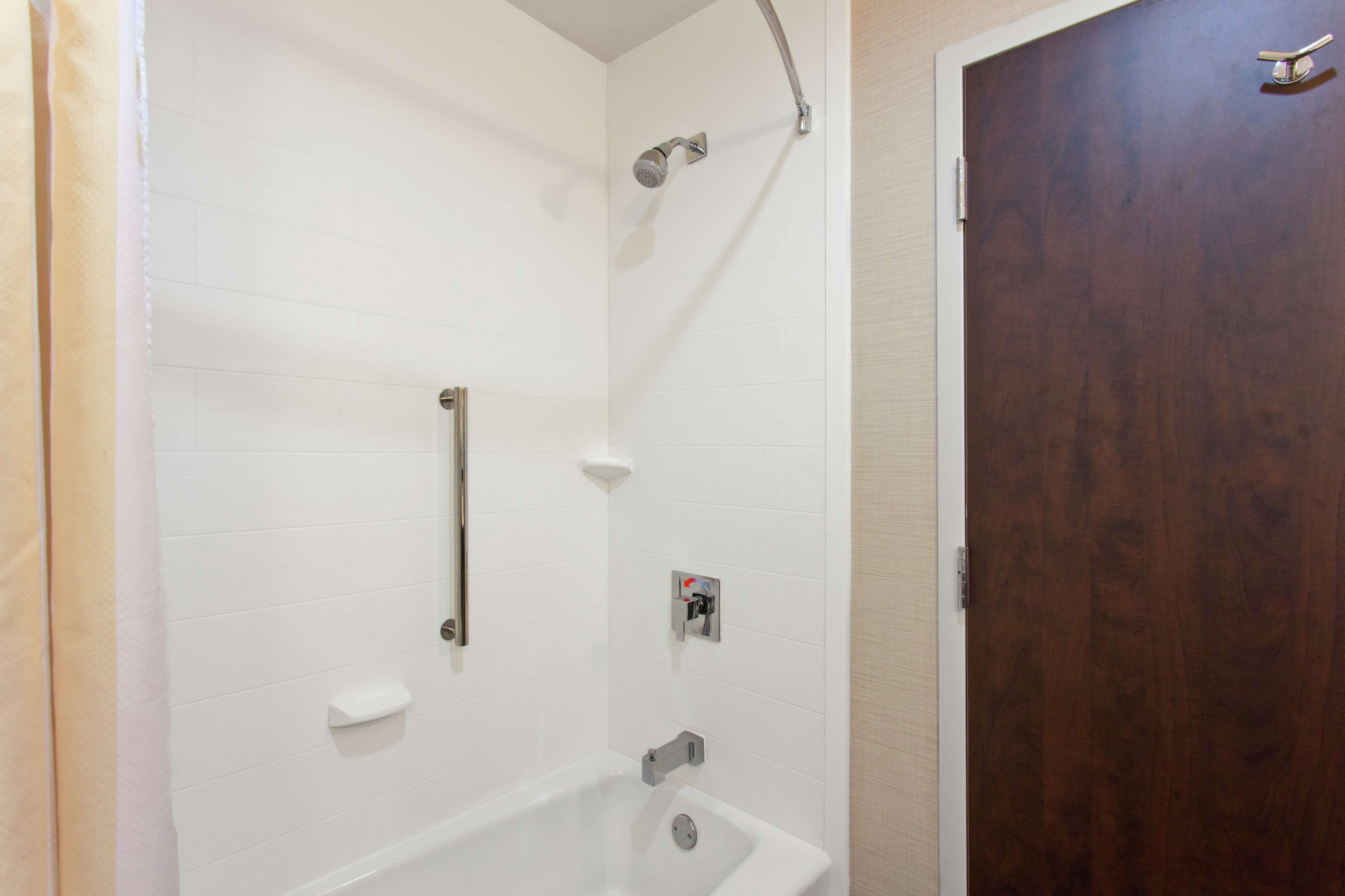 combined shower/bathtub, free toiletries, hair dryer, towels