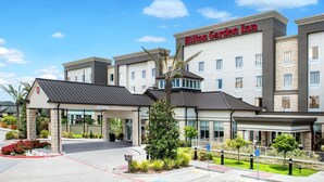 A Hilton Garden Inn with a modern facade, a covered entrance, and landscaped surroundings. - Hilton Garden Inn Victoria (Victoria)