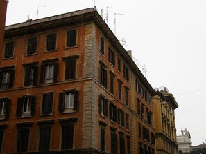 Exterior - Conte Rosso (Rome)