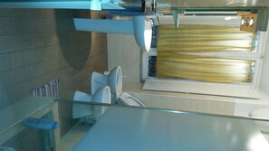 Double Room, Shared Bathroom | Bathroom | Shower, rainfall showerhead, free toiletries, hair dryer (on request) - Conte Rosso (Rome)