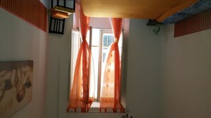 Kahden hengen huone, jaettu kylpyhuone | Yksilöllisesti sisustettu, yksilöllisesti kalustettu, ilmainen Wi-Fi