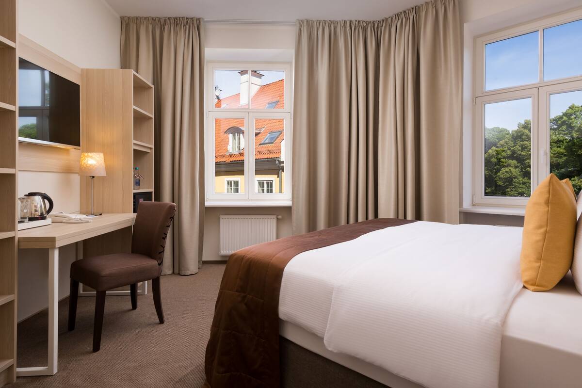 premium bedding, in-room safe, individually decorated, desk