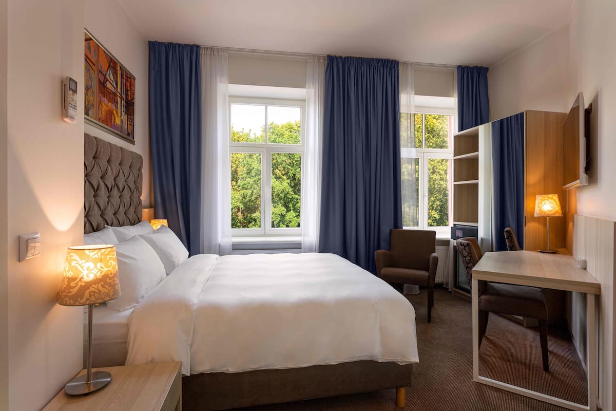 premium bedding, in-room safe, individually decorated, desk