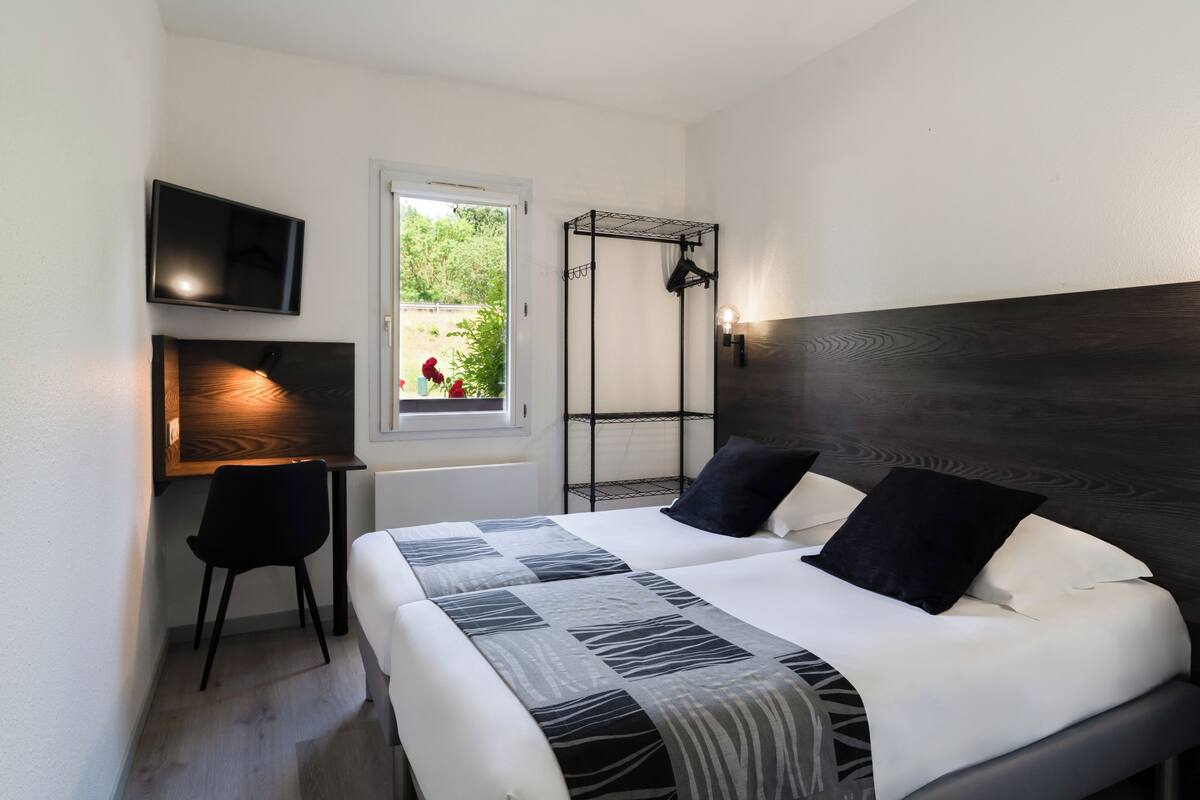 Renovated Twin Room | Escritorio, cortinas blackout y tabla de planchar con plancha
