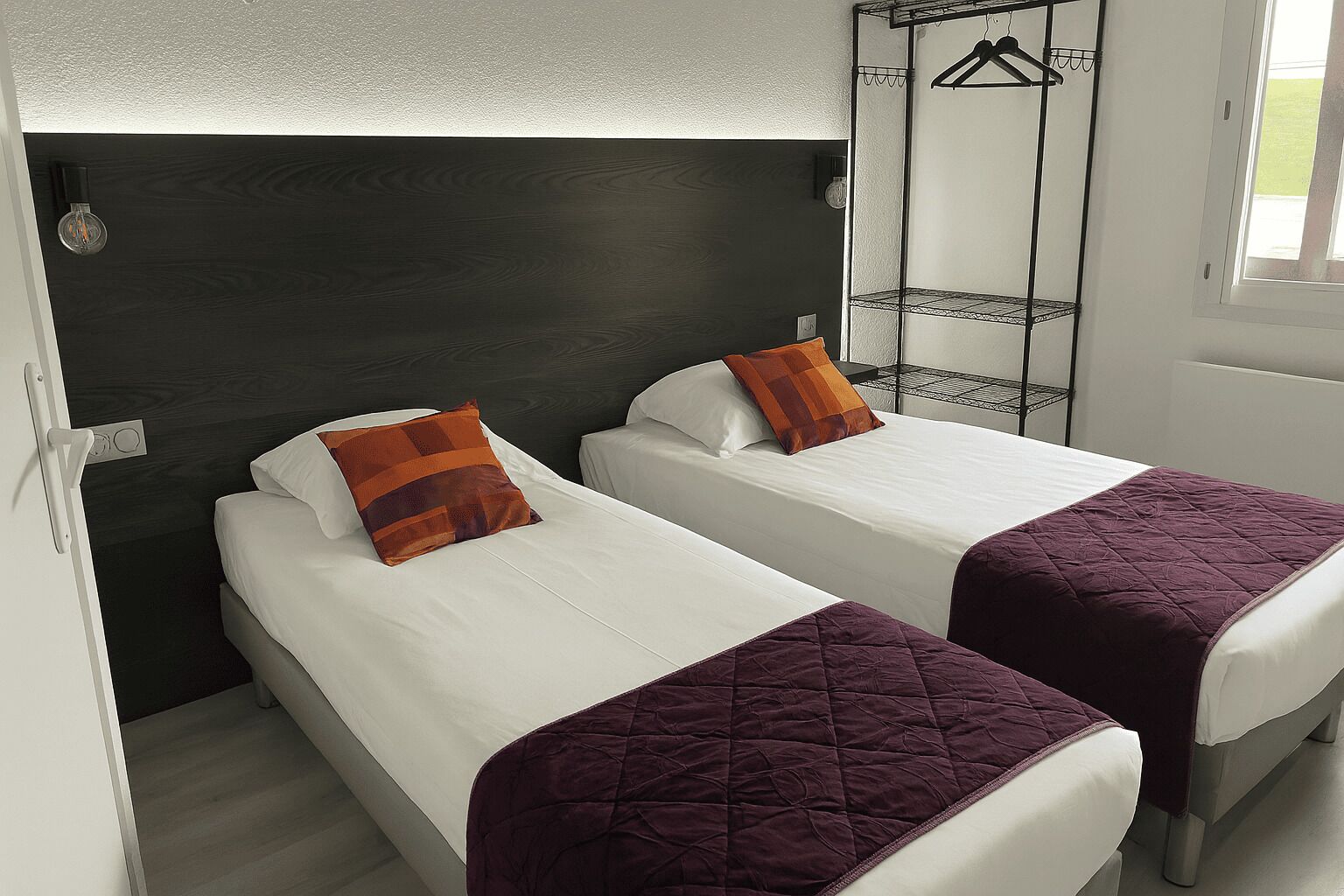 Renovated Twin Room | Skrivebord, blendingsgardiner, strykejern/-brett og wi-fi (inkludert)