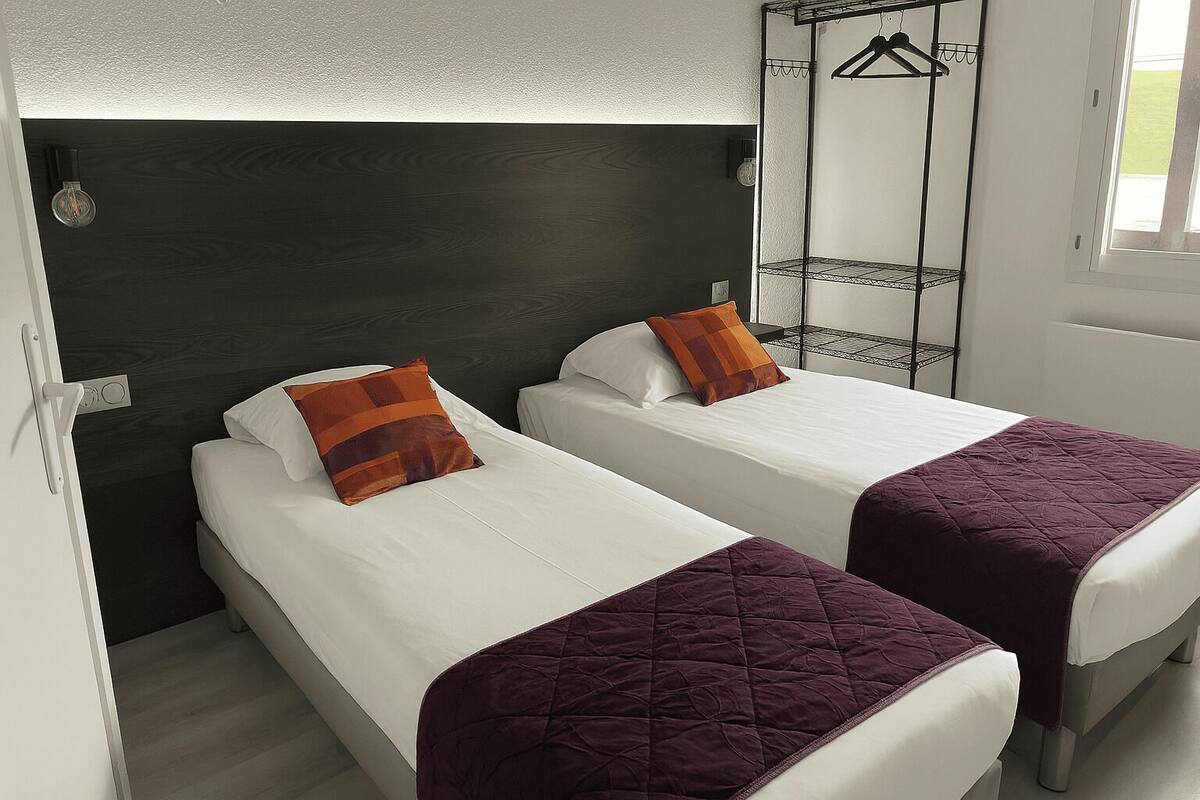 Renovated Twin Room | Skrivebord, blendingsgardiner, strykejern/-brett og wi-fi (inkludert)