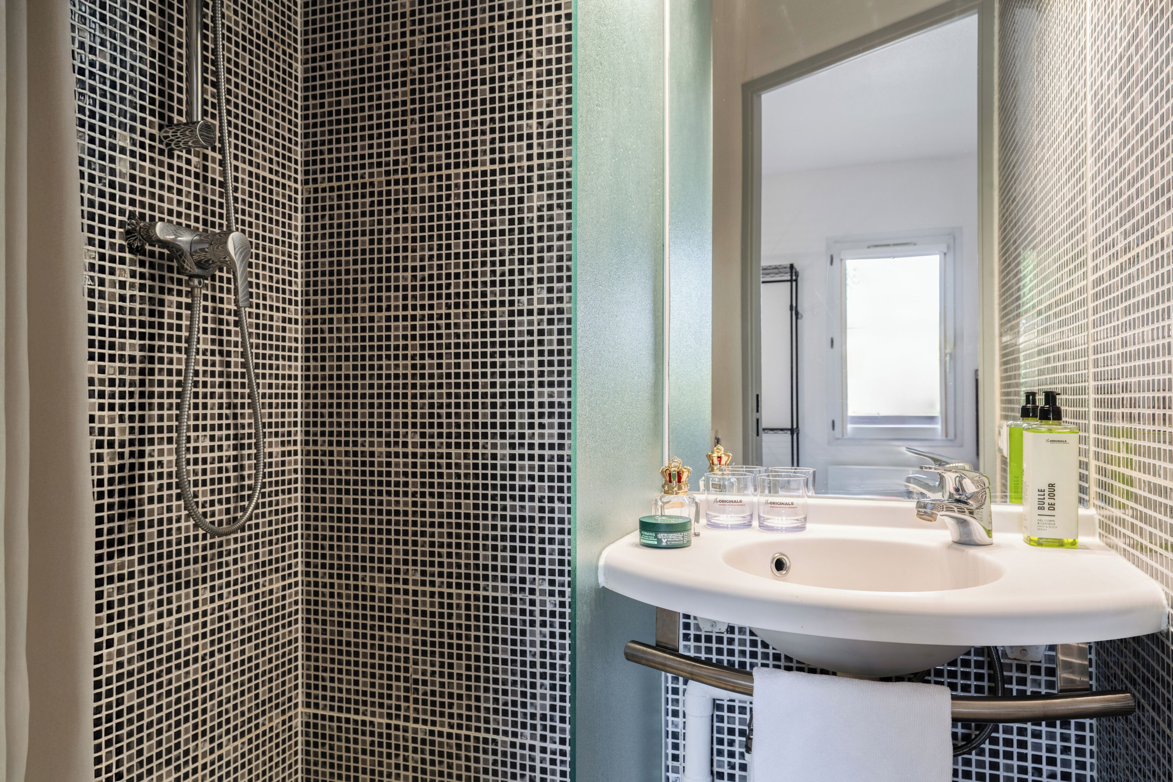 Renovated Twin Room | Salle de bain | Douche, sèche-cheveux, serviettes fournies