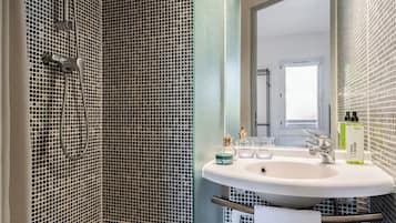 Renovated Twin Room | Salle de bain | Douche, sèche-cheveux, serviettes fournies