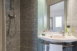 Renovated Twin Room | 浴室 | 淋浴设施、吹风机、毛巾
