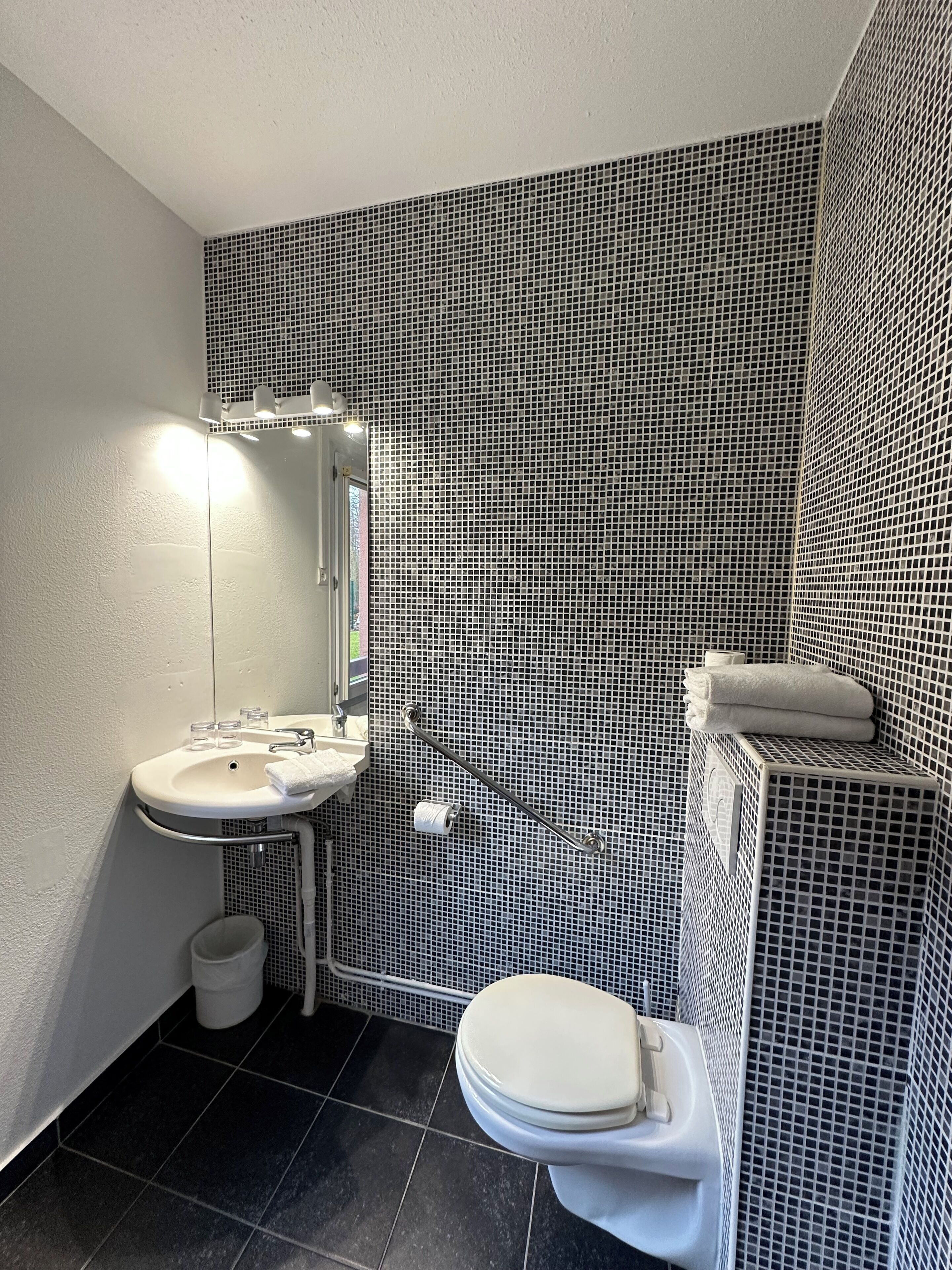 Renovated Double Room | Badrum | Dusch, hårtork och handdukar
