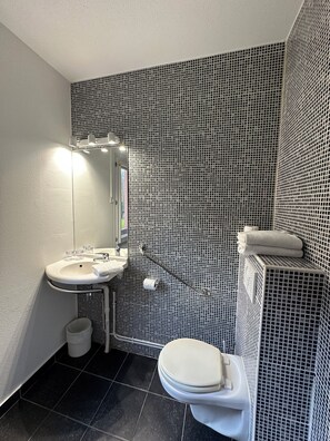 Renovated Double Room | Bathroom | Shower, hair dryer, towels - The Originals Access, Halt'Hotel, Clermont Agnetz (Agnetz)