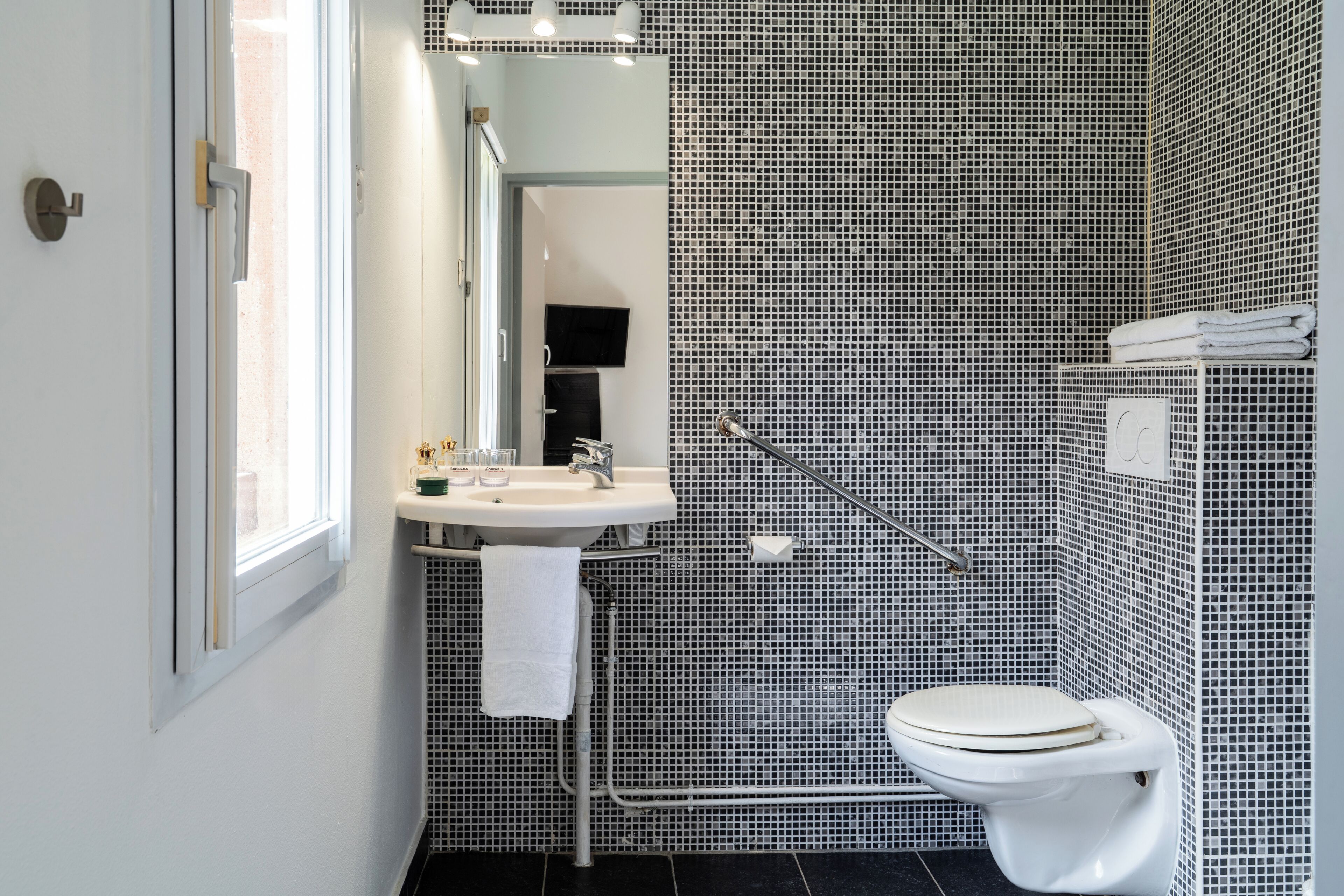 Renovated Double Room | Salle de bain | Douche, sèche-cheveux, serviettes fournies