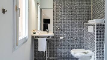 Renovated Double Room | Salle de bain | Douche, sèche-cheveux, serviettes fournies