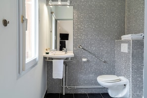 Renovated Double Room | Kamar mandi | Shower, pengering rambut,  dan handuk