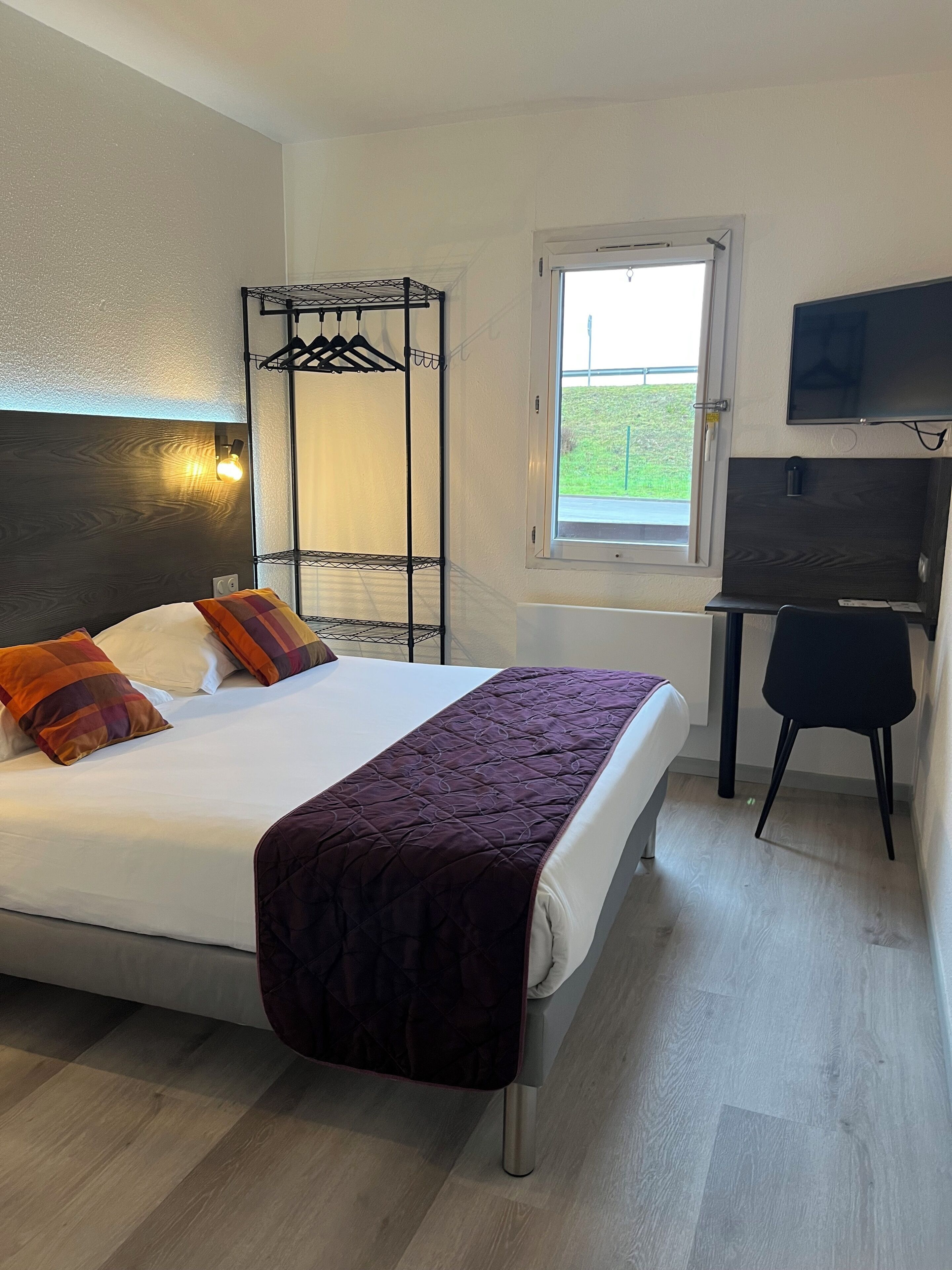 Renovated Double Room | Escritorio, cortinas blackout y tabla de planchar con plancha 