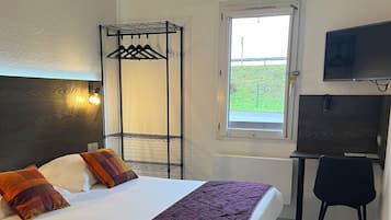 Renovated Double Room | Skrivebord, blendingsgardiner, strykejern/-brett og wi-fi (inkludert)