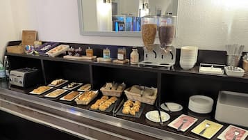 Desayuno buffet diario (EUR 8 por persona)