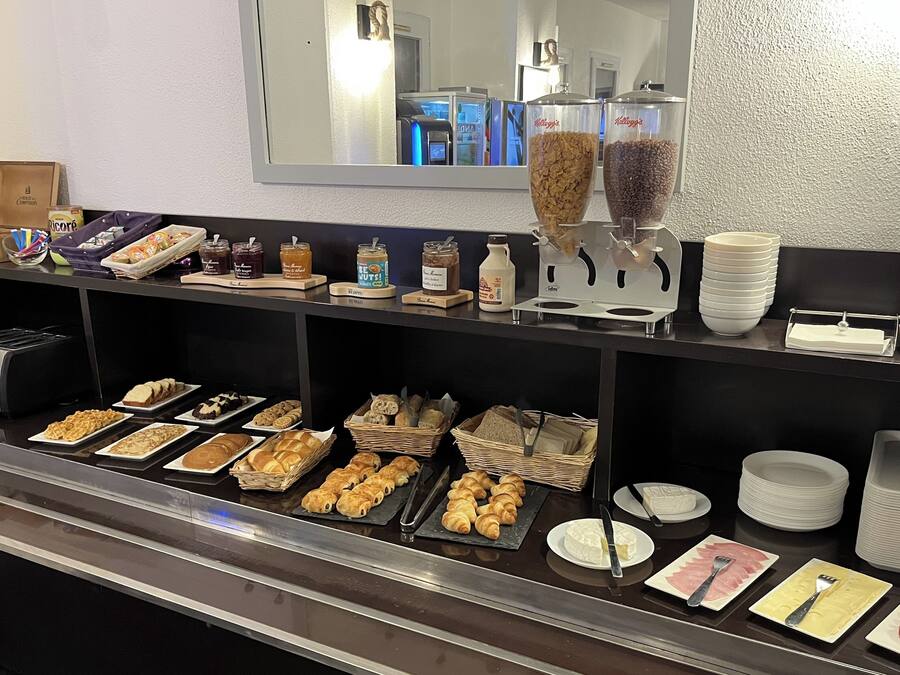 بوفيه فطور يوميًا بتكلفة قدرها (8 EUR للشخص)