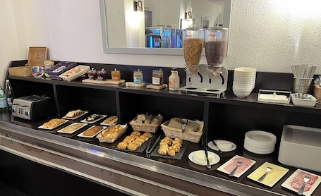 Desayuno buffet diario (EUR 8 por persona). The Originals Access, Halt'Hotel, Clermont Agnetz