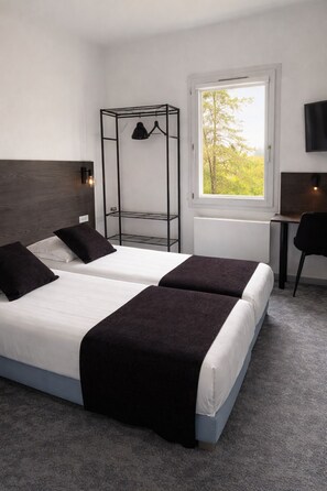 Habitació doble o amb dos llits individuals Comfort | Escriptori, cortines opaques, planxa i posts de planxar i wifi gratuïta 