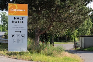 Señal para el Hotel Halt con una flecha direccional, indicando la ubicación del hotel.