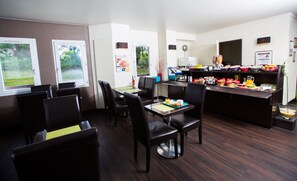 Tägliches Frühstücksbuffet (8 EUR pro Person)