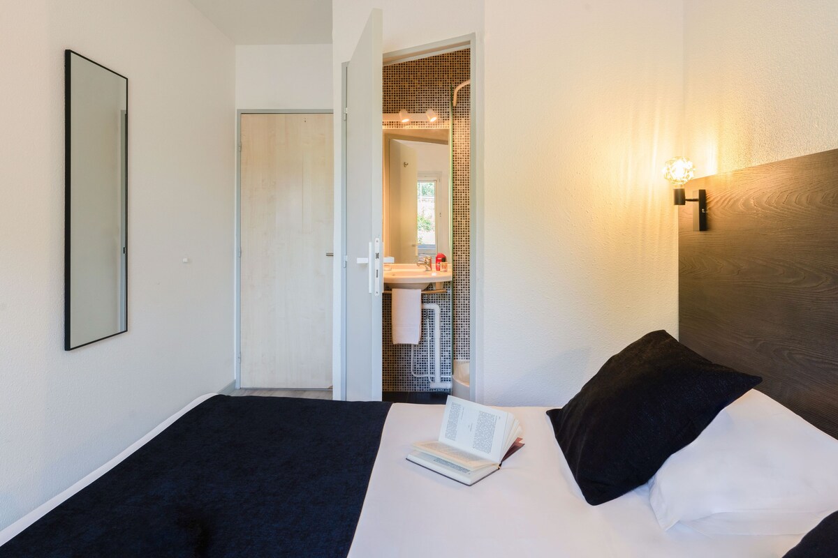 Skrivebord, blendingsgardiner, strykejern/-brett og wi-fi (inkludert)