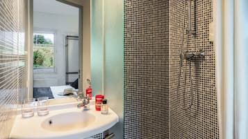 Renovated Double Room | Baño | Regadera, secadora de cabello, toallas
