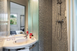 Renovated Double Room | Kamar mandi | Shower, pengering rambut,  dan handuk