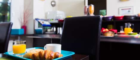 Se ofrece un desayuno bufé todos los días (8 EUR por persona)