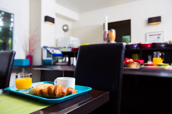 Petit déjeuner buffet (8 EUR par personne)