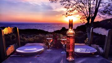 Breakfast, lunch, dinner served; Regional cuisine, sea views