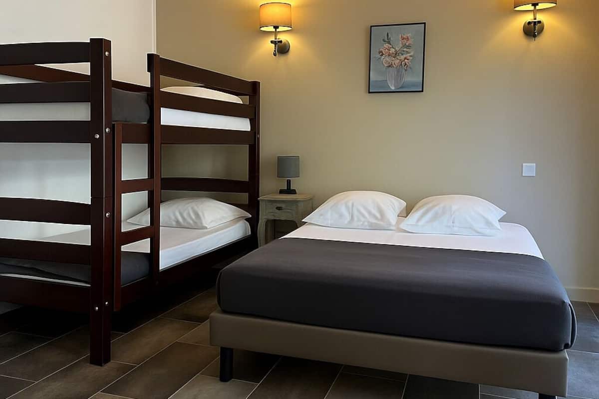 Habitació quàdruple | 1 dormitori, roba de llit d'alta qualitat i decoració individual