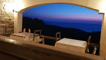 Colazione, aperto a pranzo e cena, cucina regionale, con vista sul mare