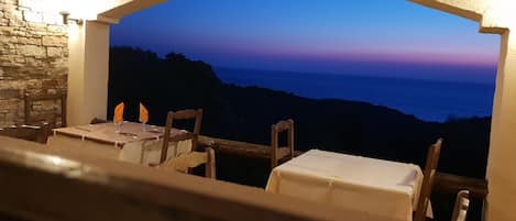 Se sirven desayunos, comidas, cenas y cocina regional con vista al mar