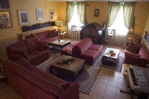 Coin salon dans le hall