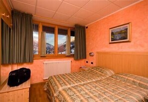 Bureau, lits bébé (en supplément), lits pliants/supplémentaires