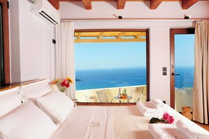 Casa tradicional, banheira de hidromassagem, vista para o mar | Roupas de cama premium, cofres nos quartos, individualmente decorados