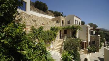 Executive Suite, Sea View (Junior) | Courtyard view
