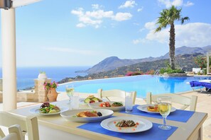 Breakfast, lunch, dinner served; Regional cuisine 