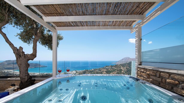 Un bain à remous offrant une vue dégagée sur la mer et les montagnes.